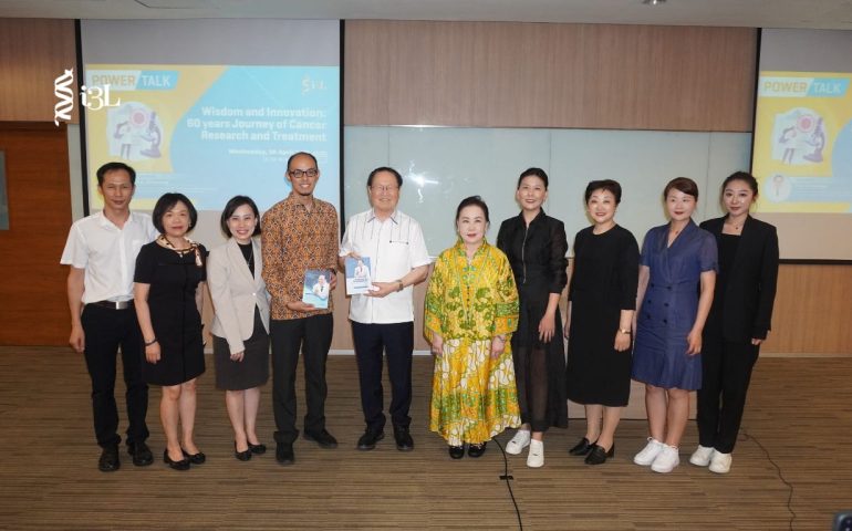 Scheduled on Wednesday, April 30, 2025, the Indonesia International Institute for Life Sciences (i3L) successfully hosted a hybrid Power Talk featuring the distinguished Prof. Xu Kecheng, the Life Honorary Dean of the Institute of Translational Biomedicine at Jinan University and the Leading Expert in China’s National Clinical Key Specialty (Oncology)